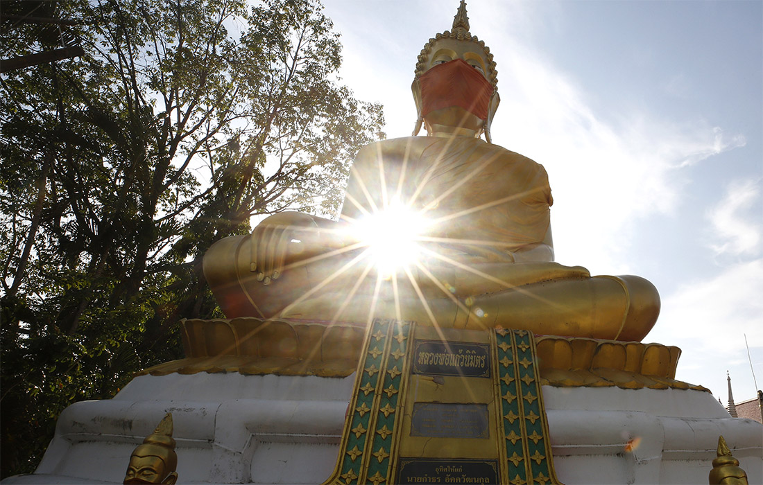 "На дзен понадейся, а сам не плошай и носи маску", - как бы говорит нам эта статуя Будды из Таиланда