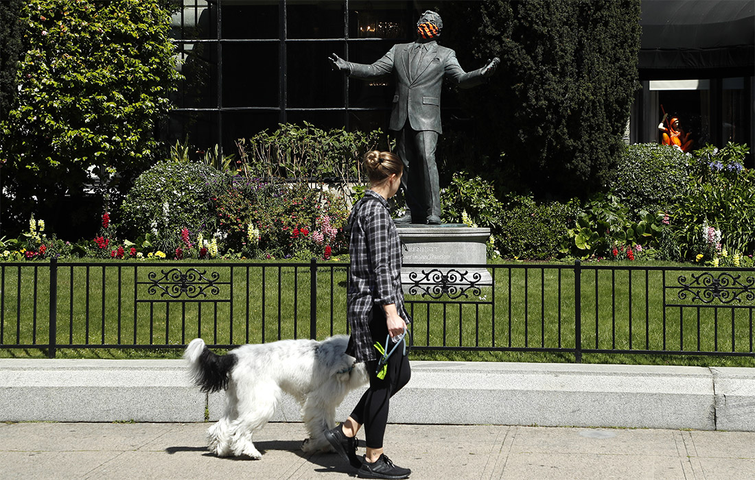 Статуя Тони Беннетта, сверхпопулярного эстрадного певца из Соединенных Штатов, также носит маску. А некоторые собачники, похоже, нет.