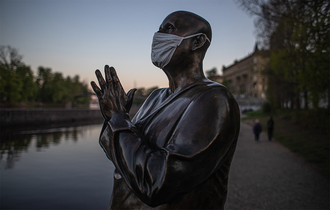 В Праге статуя Шри Чинмоя, проповедника, музыканта и гуманиста, также носит маску