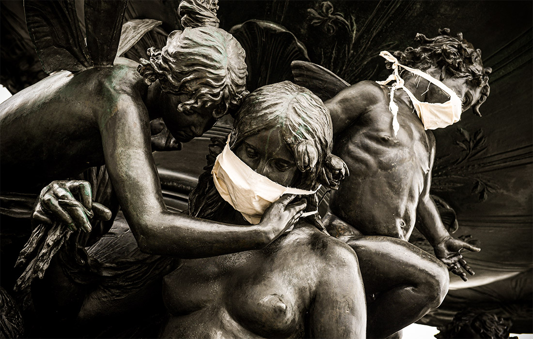 Сначала защити своих близких, затем себя. Именно так и поступили статуи в центре Дрездена.