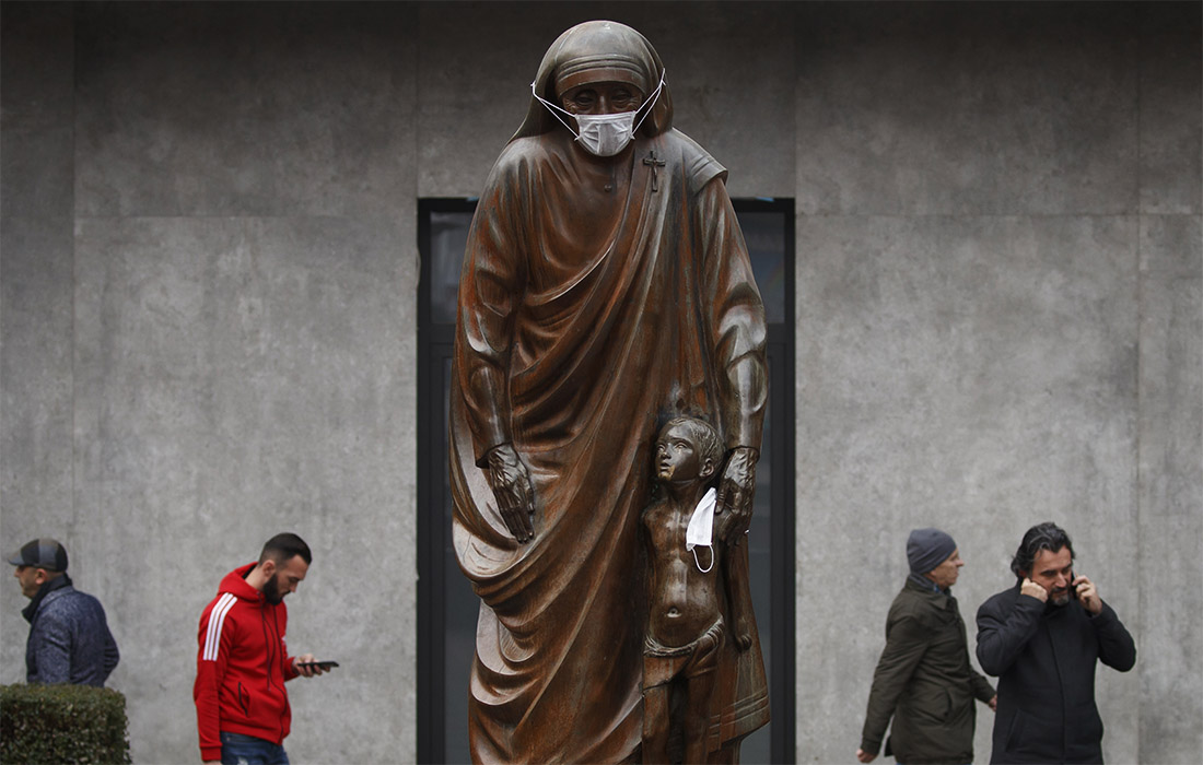Один из пионеров масочного режима у статуй - скульптура Марии Терезы в Приштине. Она надела маску еще в 2019 году, защищаясь от вредных атмосферных выбросов.