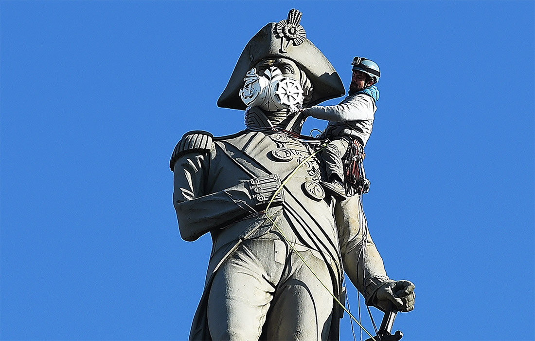 Моднейшую маску от Гринпис носит статуя адмирала Горацио Нельсона. Чтобы помочь скульптуре защититься от вируса, активисту пришлось залезть на 46-метровую колонну. Позже добрый человек был задержан сотрудниками полиции.