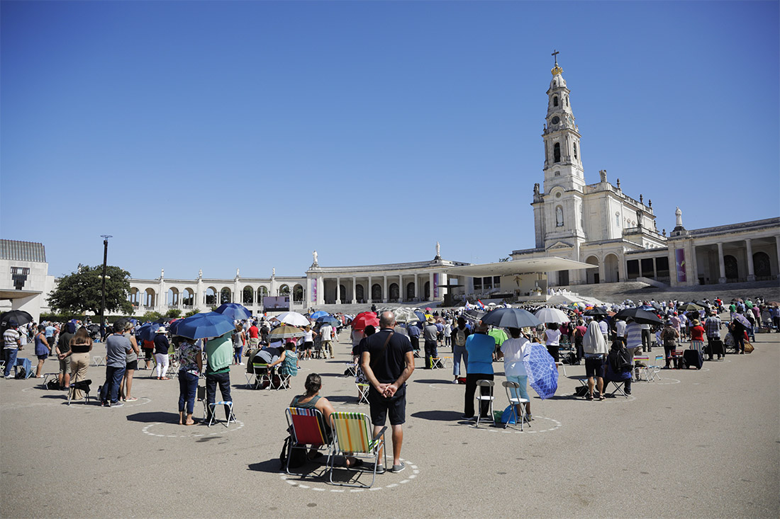 Католики совершают традиционное паломничество к Базилике Богородицы Розария в Фатиме в Португалии
