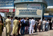 Многие жители афганской столицы поспешили в банки, чтобы снять деньги со счетов