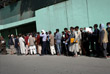 В иностранных посольствах в Кабуле собрались очереди на получение визы
