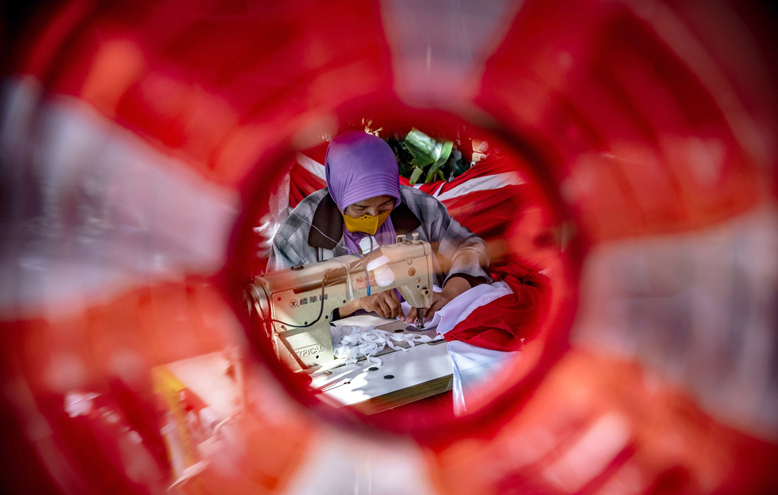 Индонезия отмечает День независимости. На фото: пошив флагов в Сурабае.