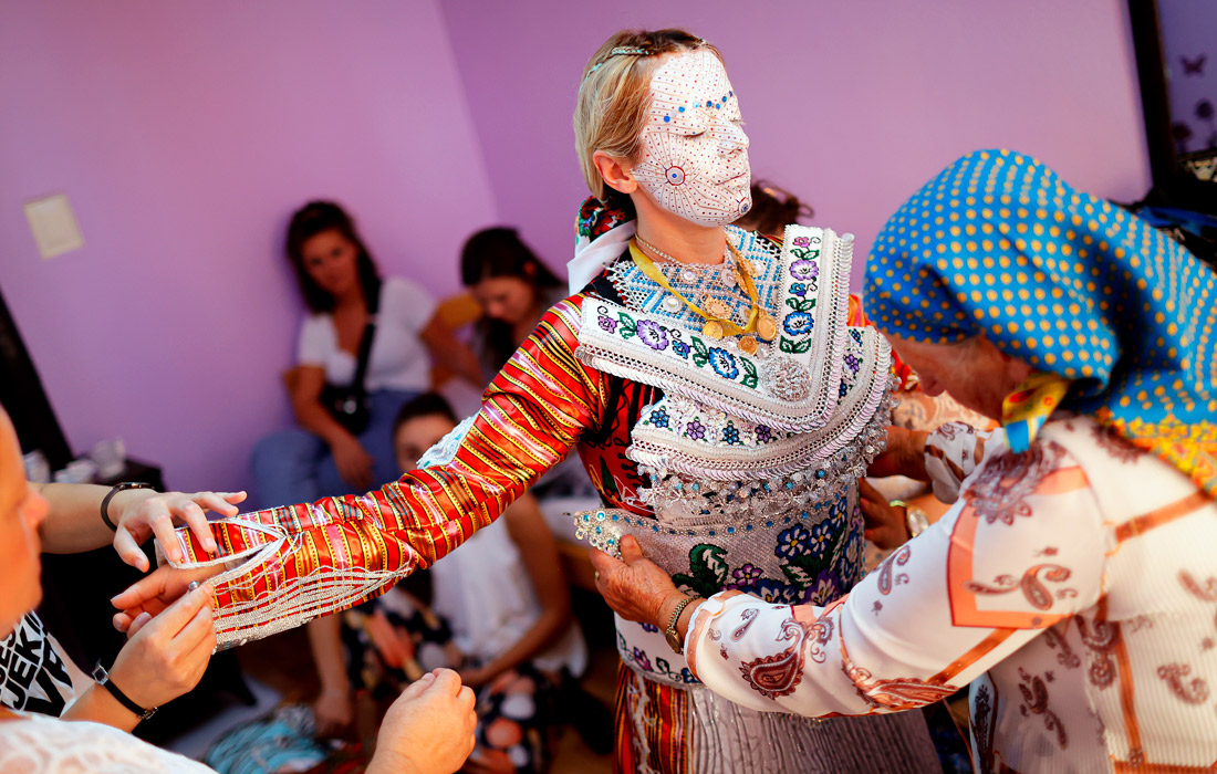 Подготовка невесты к традиционной свадебной церемонии в селе Доне Любине в Косово