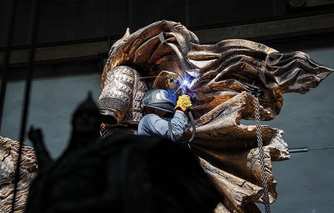 Сборка скульптурной композиции мемориального комплекса "Князь Александр Невский с дружиной" скульптора Виталия Шанова и архитектора Константина Фомина в Московской области