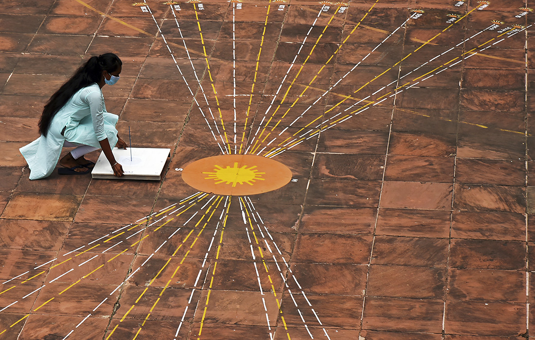 Женщина использует прибор для наблюдения в День нулевой тени в планетарии Бирла в индийском Ченнаи. В этот день солнце не отбрасывает тень объекта в полдень. Обычно это наблюдается в разное время в разных местах по всему миру.