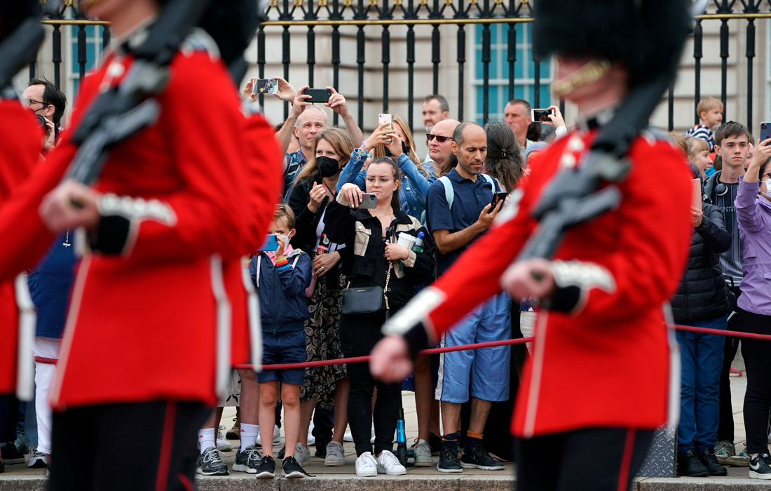 В Букингемском дворце в Лондоне прошла первая после перерыва из-за пандемии COVID-19 церемония смены караула