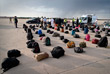 Проверка багажа граждан Афганистана на военной базе в Мадриде