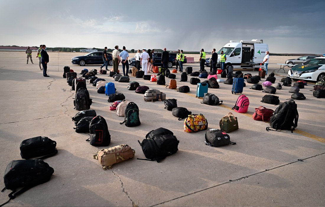 Проверка багажа граждан Афганистана на военной базе в Мадриде