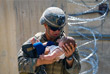 Морской пехотинец США успокаивает младенца во время эвакуации в международном аэропорту в Кабуле