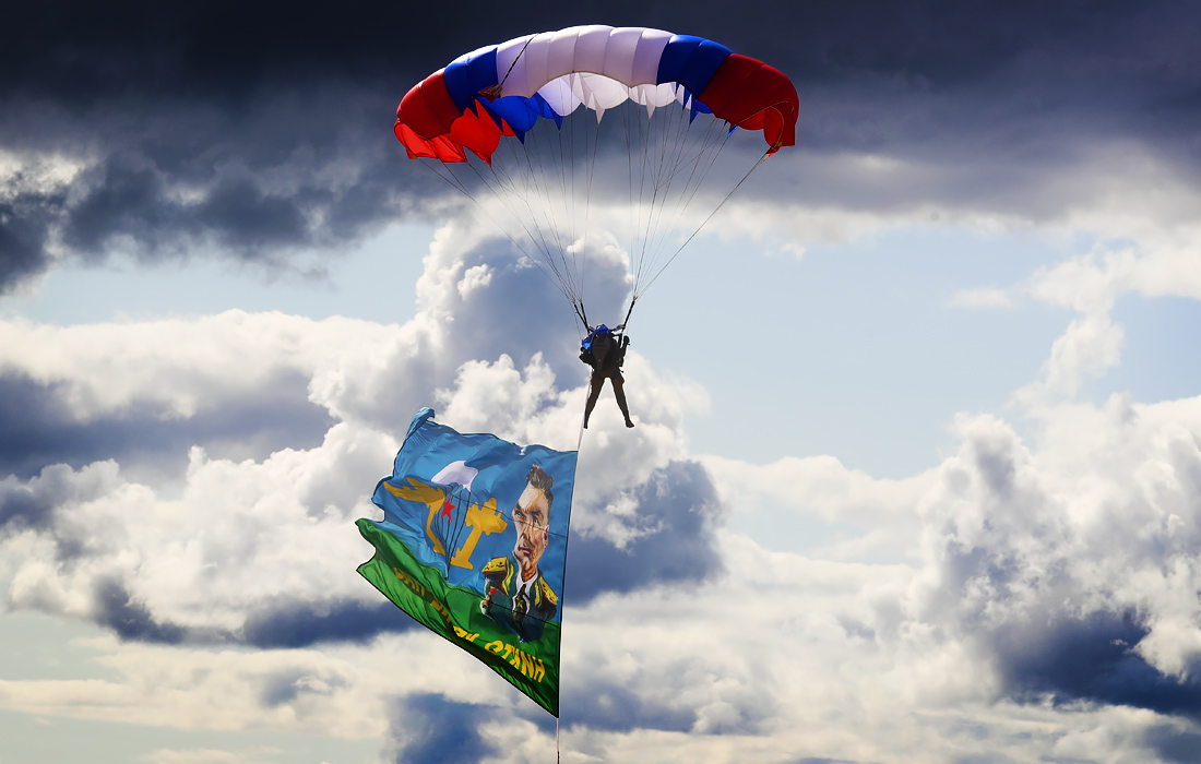 Шоу парашютистов