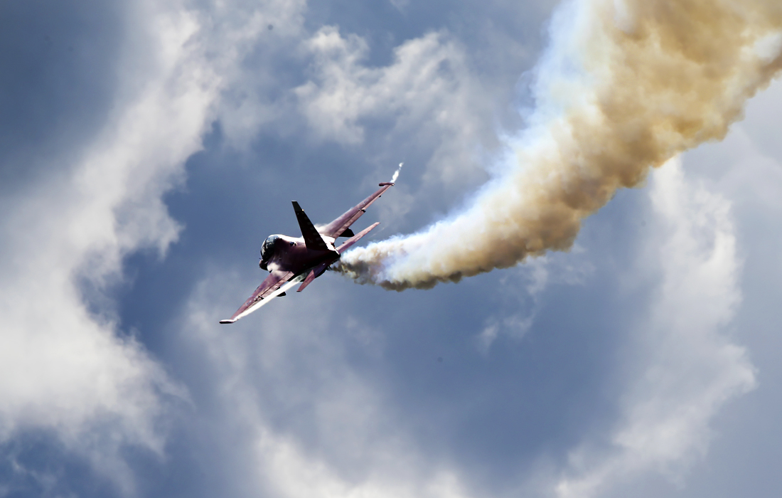 Демонстрационный полет учебно-боевого самолета Як-130 на международном военно-техническом форуме "Армия-2021"