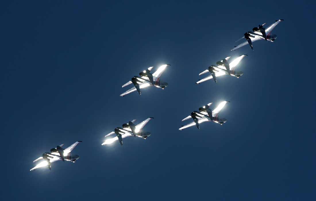 Многоцелевые истребители Су-35С пилотажной группы ВКС "Русские витязи"