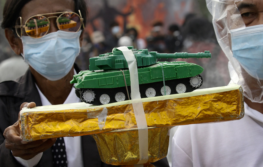 Протестующие в Таиланде призывают к отставке премьер-министра, обвиняя его в неспособности справиться с кризисом, вызванным коронавирусом COVID-19