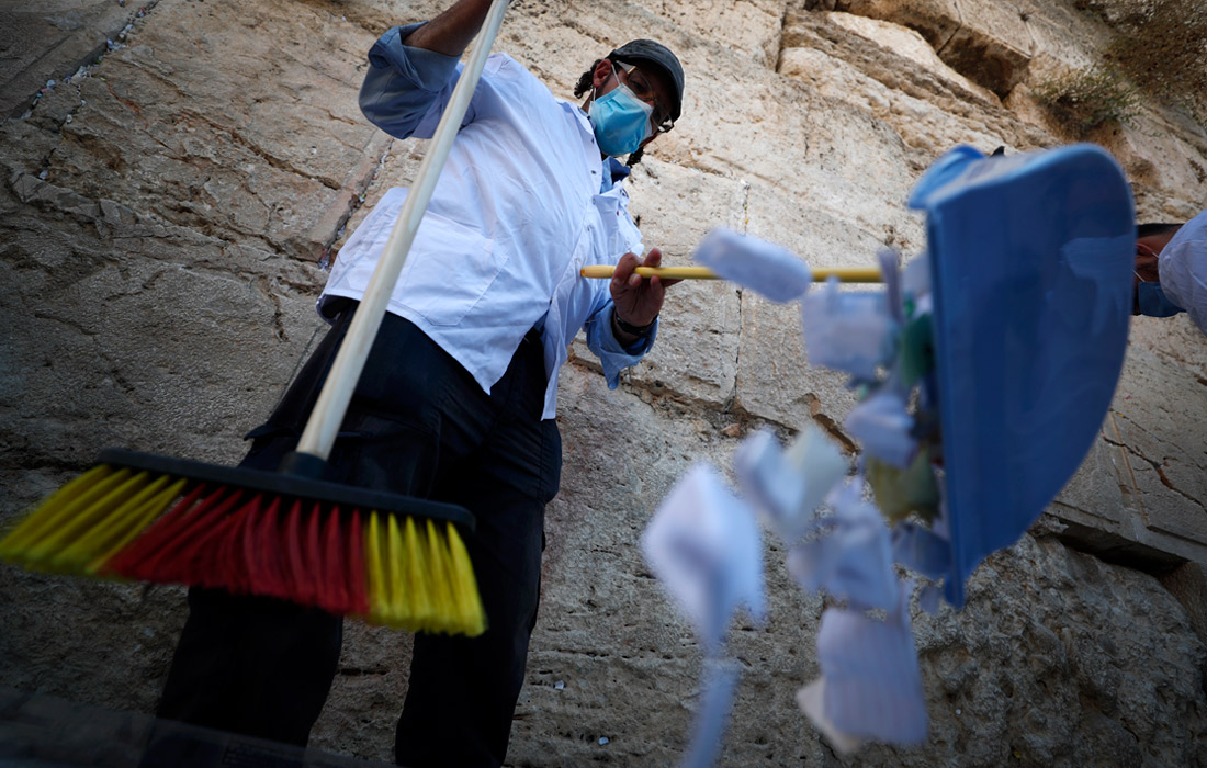 В Иерусалиме раввин Стены Плача с помощниками очищает святыню от записок, оставляемых верующими между камнями, чтобы освободить место для новых прошений. Собранные записки захоронят на ближайшем кладбище.