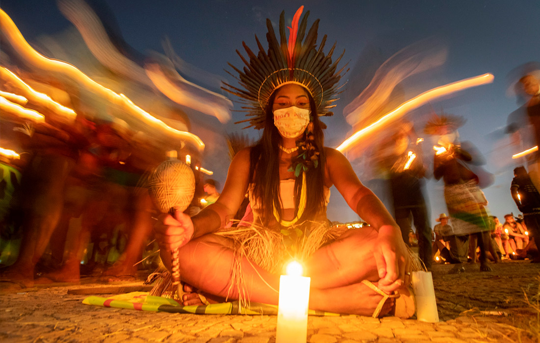 Представители коренных народов Бразилии разбили лагерь рядом с резиденцией президента, выступая против законопроекта о демаркации земель, который может лишить их исконных территорий