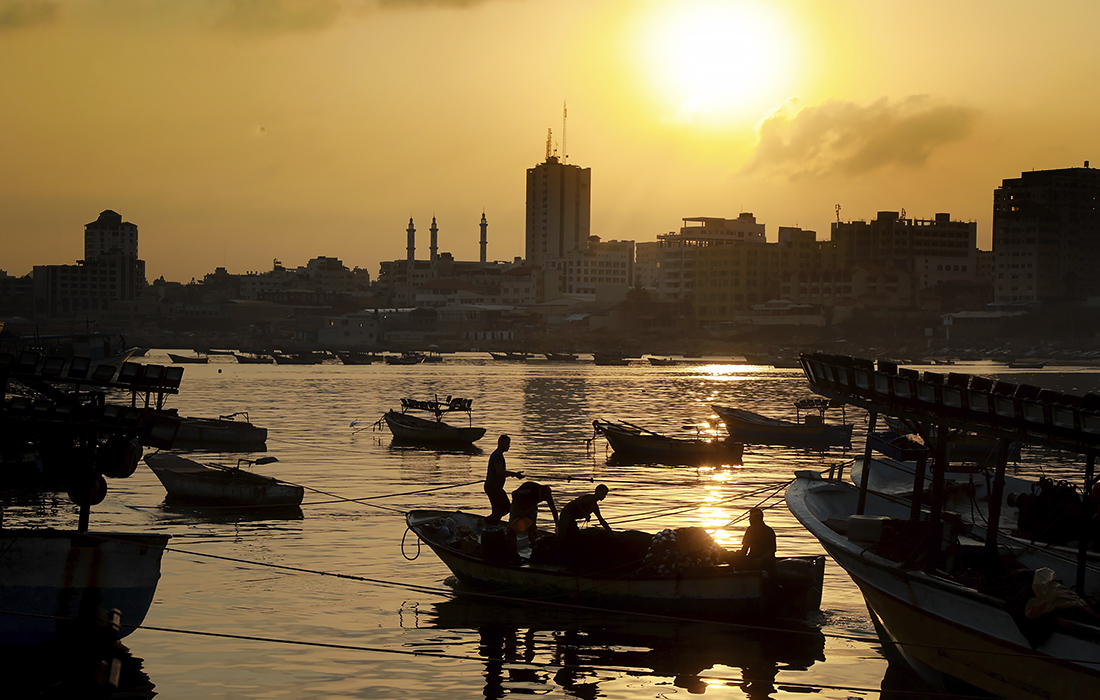 Рыбаки в морском порту Палестины