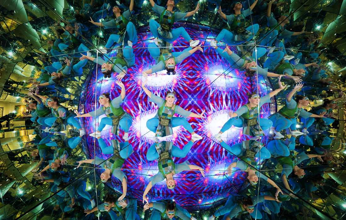 Актеры иммерсивного мюзикла WeCameToDance в музее "Камера-обскура и мир иллюзий" в Эдинбурге