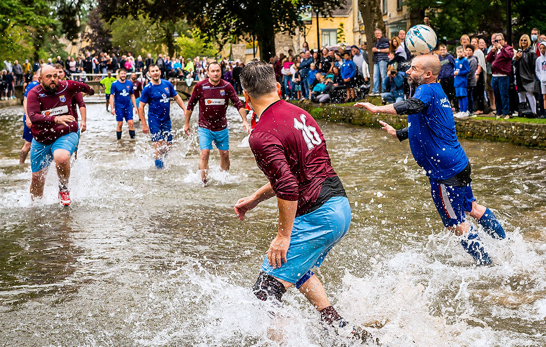 Ежегодный речной футбольный матч прошел в английской деревне Котсуолд