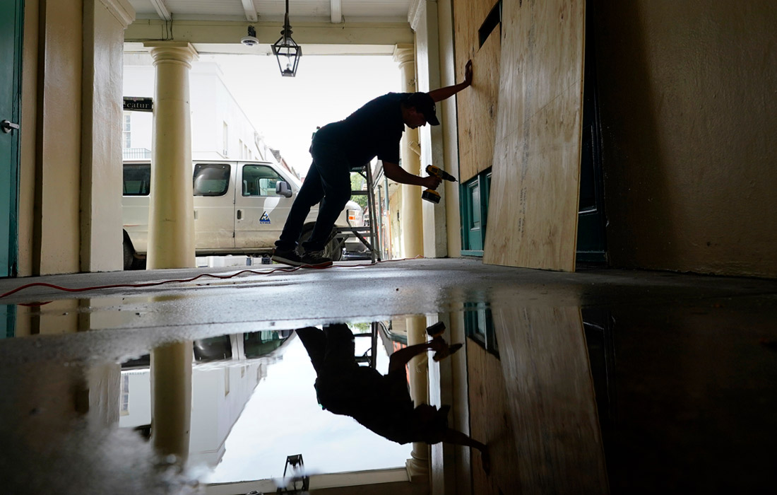 Жители Луизианы заколачивают окна и укрепляют строения мешками с песком