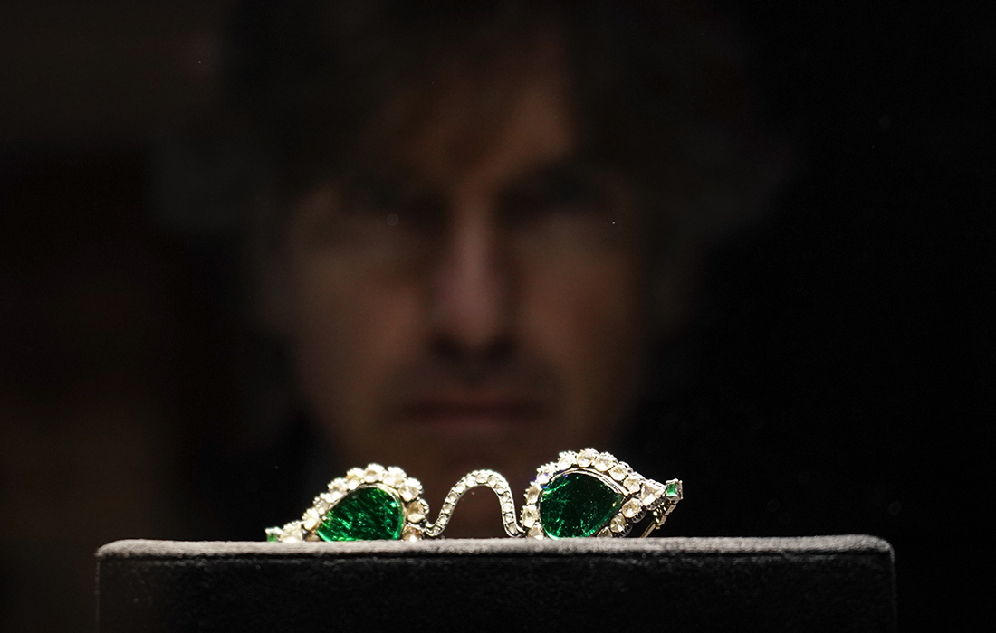 Торги аукционного дома Sotheby's "Arts of the Islamic World and India" пройдут 27 октября в Лондоне. На фото: очки эпохи Великих Моголов.