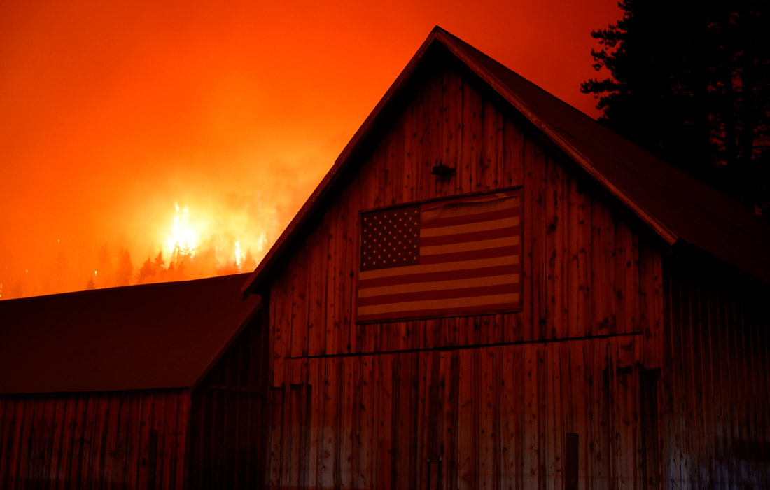 Спасатели в Калифорнии борются с лесным пожаром вблизи популярного среди туристов озера Тахо, огонь подбирается к Лос-Анджелесу