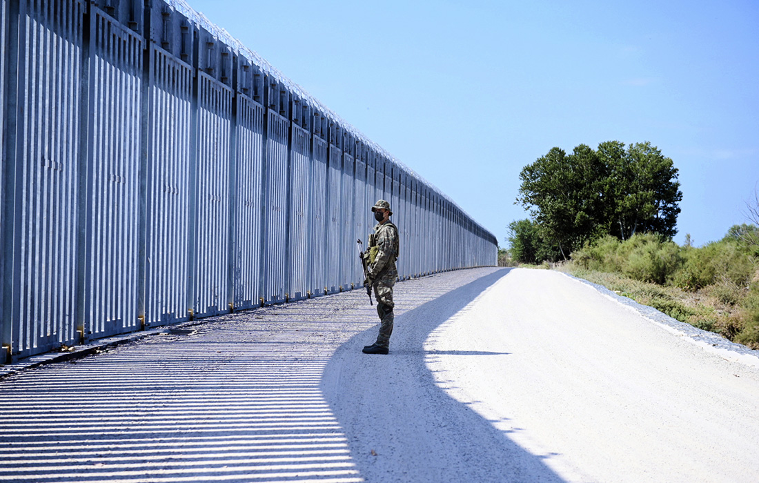 Греция построила стену на границе с Турцией из-за наплыва нелегальных мигрантов
