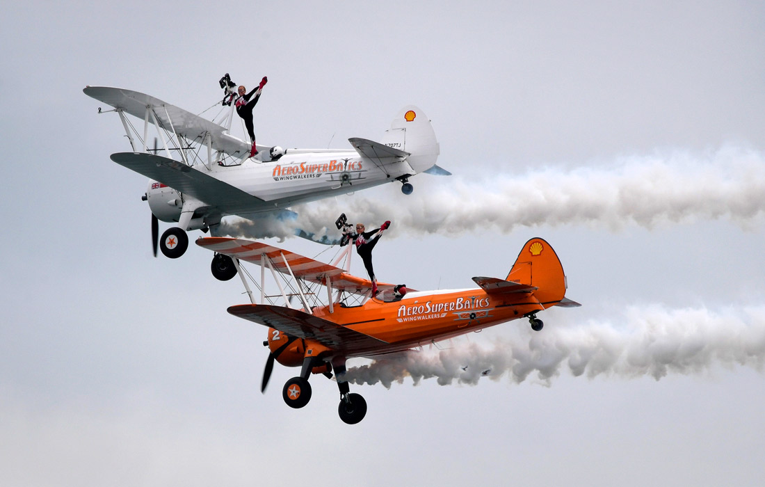 В британском Борнмуте стартовало ежегодное авиашоу. На фото: выступление пилотажной группы AeroSuperBatics.