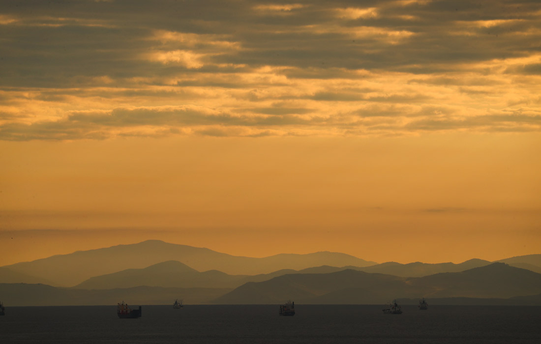 Рассвет в бухте Аякс на острове Русский