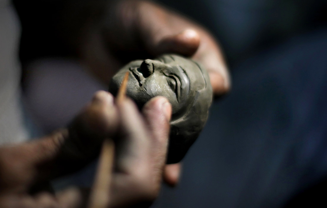 В Калькутте готовятся к фестивалю Дурга Пуджа - празднику в честь богини Дурги, которая символизирует силу и торжество добра над злом