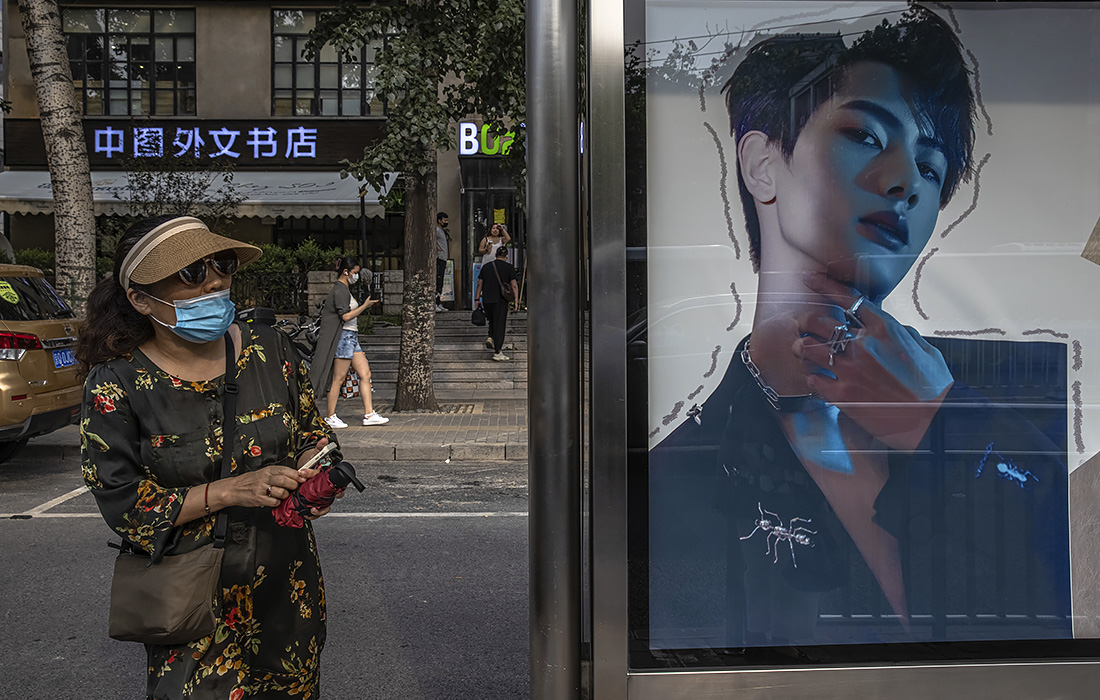 Китайские власти запретили показывать на телевидении "женоподобных мужчин"