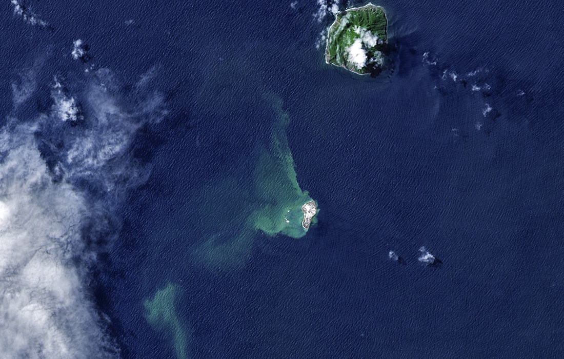 Спутниковые снимки извержения подводного вулкана Фукуток-Оканоба в Японии