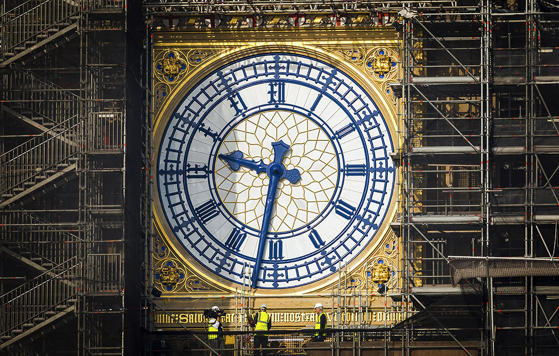 Стрелкам часов лондонского Биг-Бена после реставрации, которая велась с 2017 года, вернули первоначальный синий цвет