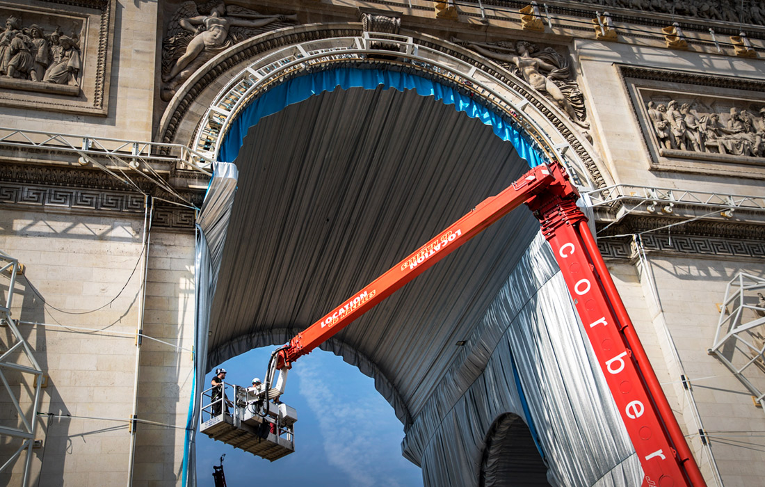 В Париже начались работы над проектом художника-авангардиста Христо по "упаковке" Триумфальной арки в ткань