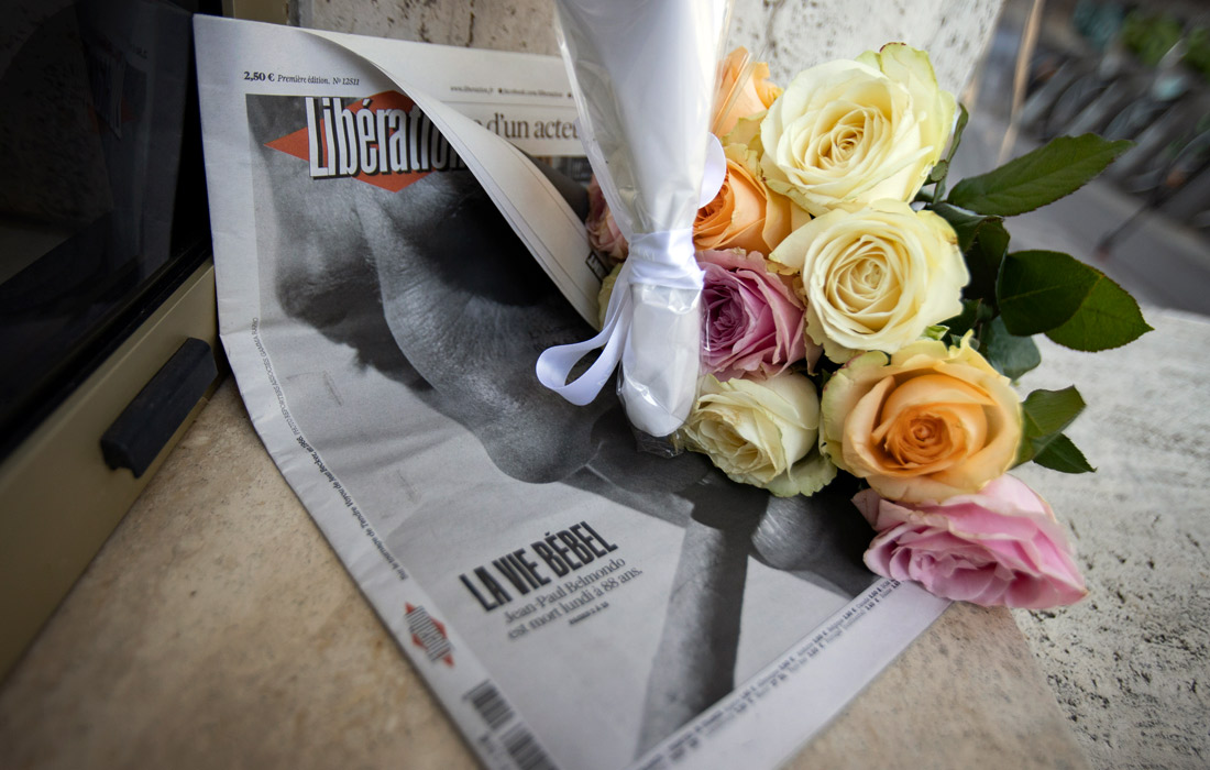 Поклонники Жан-Поля Бельмондо оставляют цветы у его дома в Париже. Актер ушел из жизни 6 сентября в возрасте 88 лет.