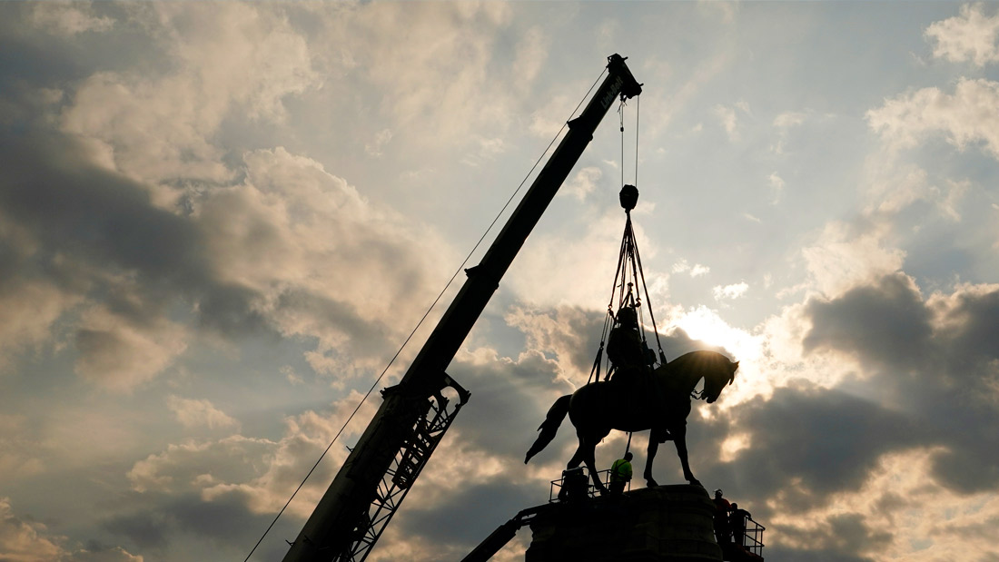 Памятник генералу Конфедерации Роберту Ли демонтировали в Ричмонде, штат Вирджиния