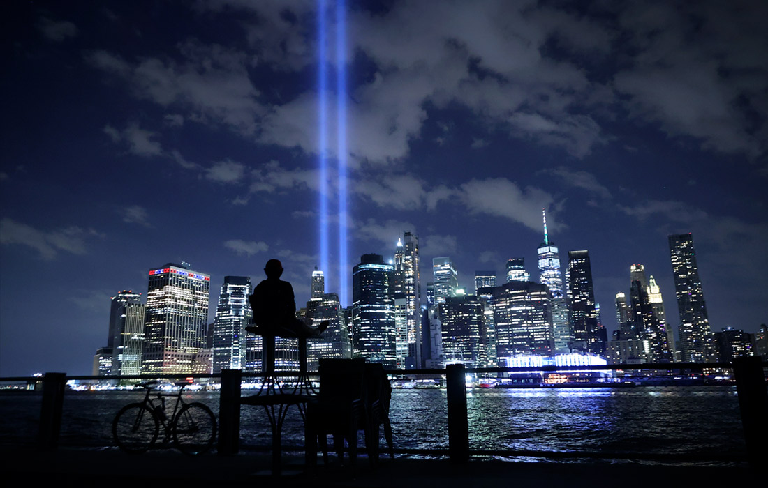 США готовятся к 20-й годовщине терактов 11 сентября 2001 года. На участке, где раньше располагался комплекс зданий Всемирного торгового центра, была создана инсталляция "Посвящение в свете", которая представляет собой два мощных луча света, напоминающих о разрушенных башнях-близнецах. Начиная со второй годовщины терактов прожекторы ежегодно зажигают 11 сентября.