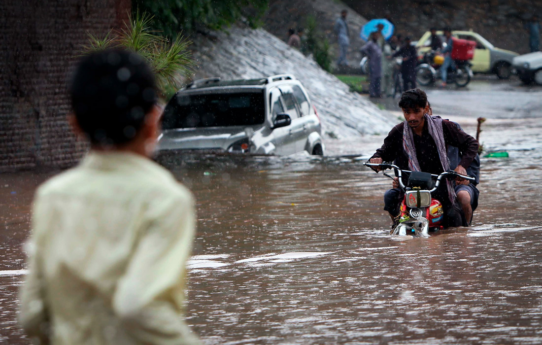 В Пакистане сильные ливни привели к наводнениям