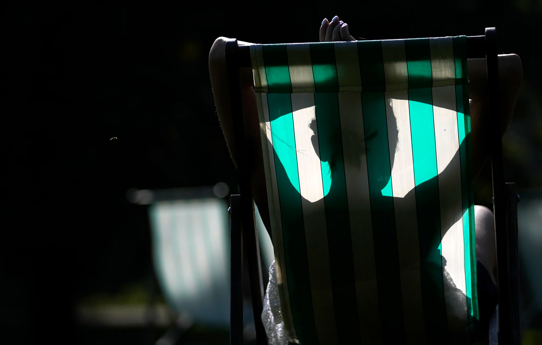 Жители Лондона наслаждаются тридцатиградусной жарой и ясной погодой