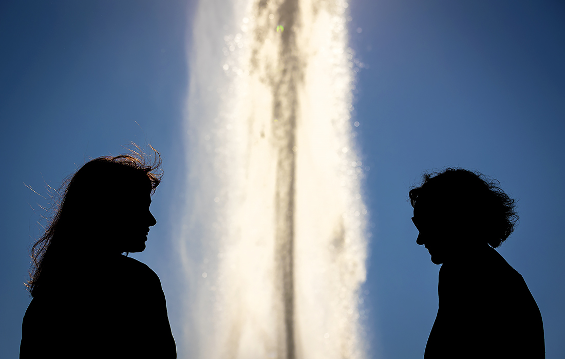 Отдыхающие в королевских садах Херренхаузен в немецком Ганновере