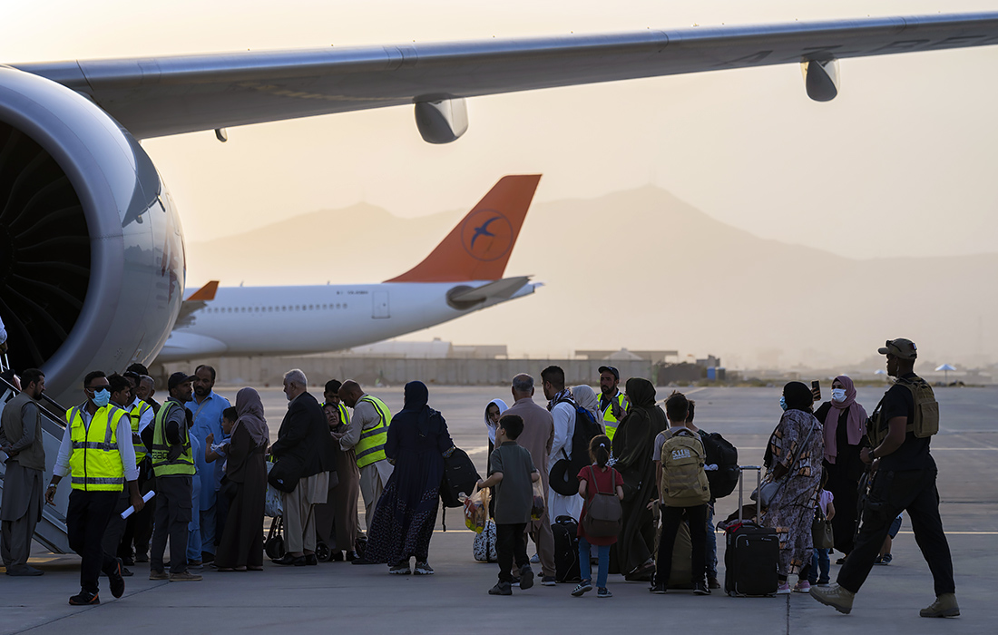 Из Афганистана коммерческим рейсом Qatar Airways вылетели около 200 человек