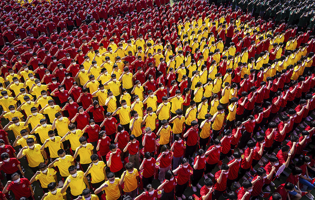 Студенты Хуачжунского университета науки и техники в Ухане на церемонии, посвященной началу нового семестра