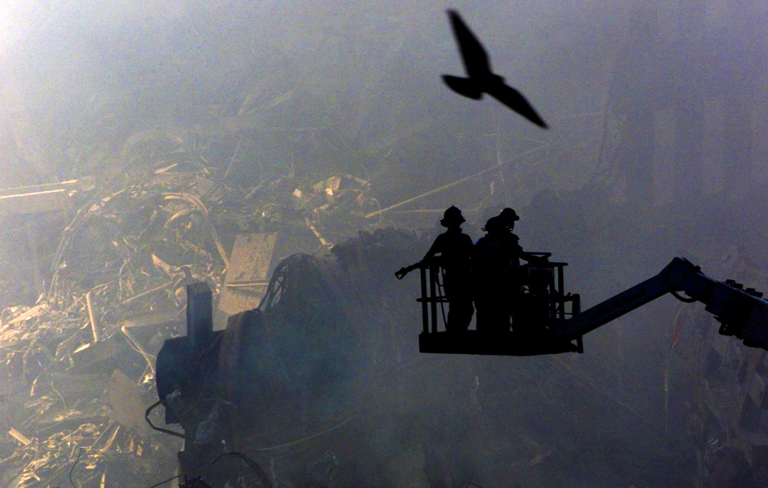 Пожарные одними из первых прибыли на место взрывов башен-близнецов. 341 пожарный погиб в горящих зданиях.