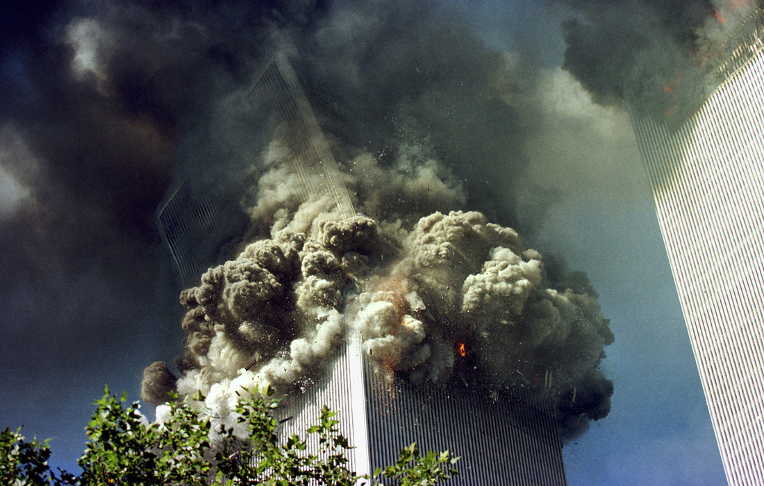 В башнях вспыхнул пожар, отрезав путь к спасению людям на верхних этажах. Меньше чем через два часа оба 110-этажных небоскреба рухнули.
