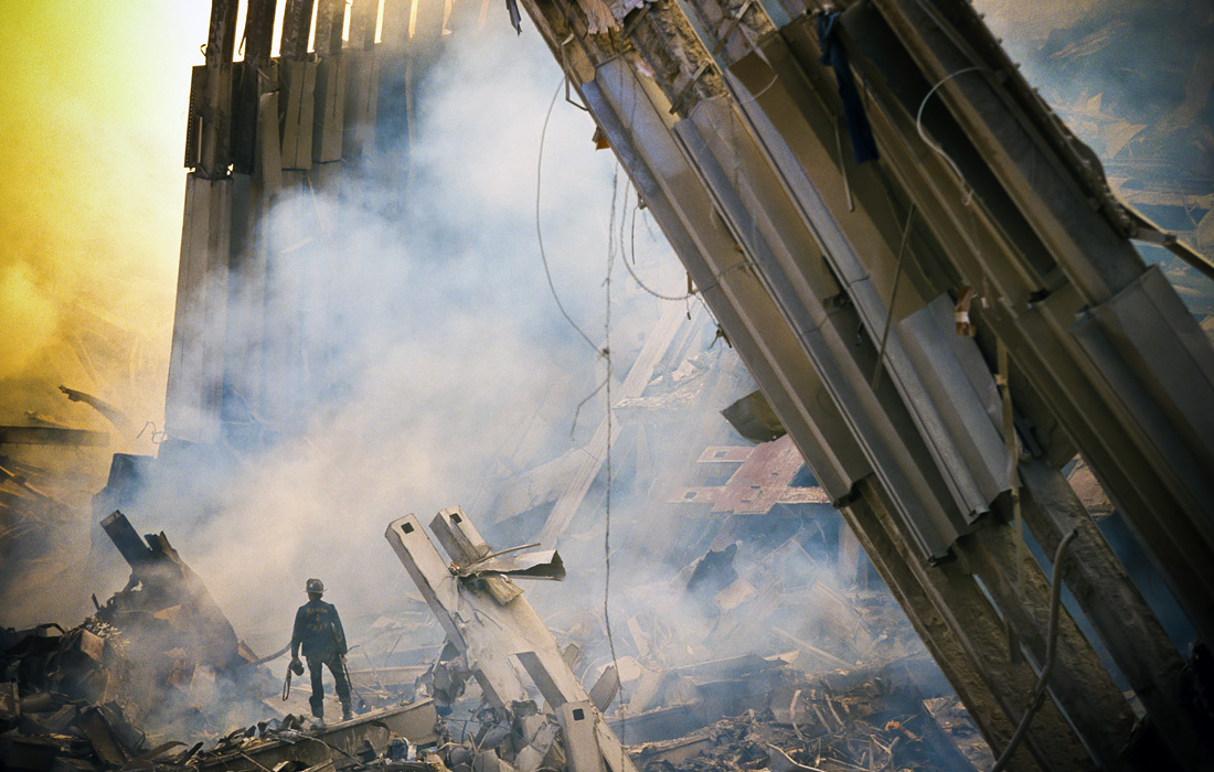 Одно крыло Пентагона было повреждено взрывом и огнём, часть здания обрушилась