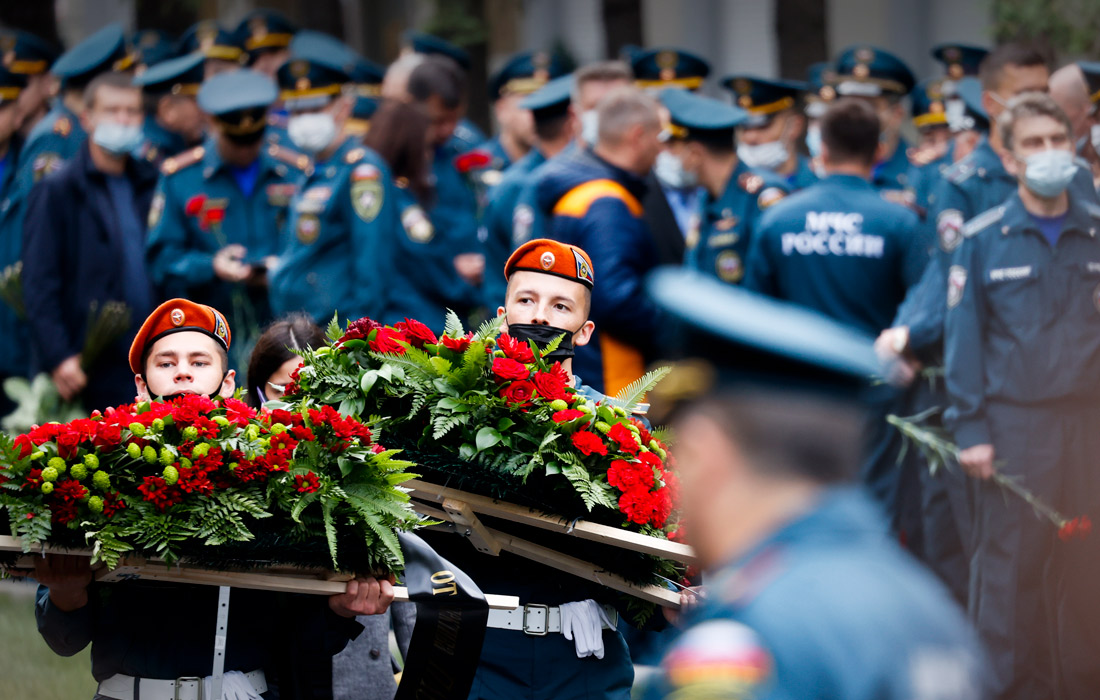 Сотрудники МЧС несут цветы в память о погибшем главе ведомства