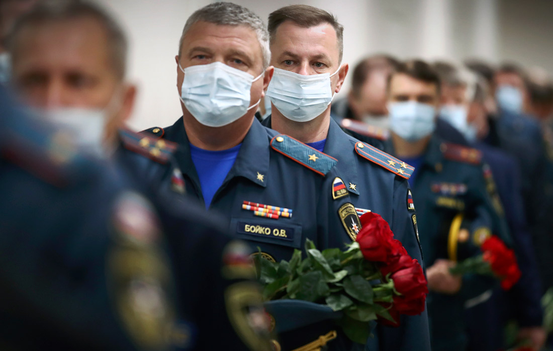 Сотрудники МЧС на церемонии прощания